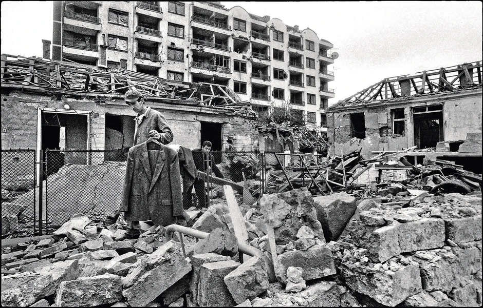 Čovek iz Aleksinca iznosi odelo iz ruševina kuće