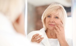 Odmładza, upiększa, "rzeźbi" twarz - wolumetria. Jak zrobić to dobrze?