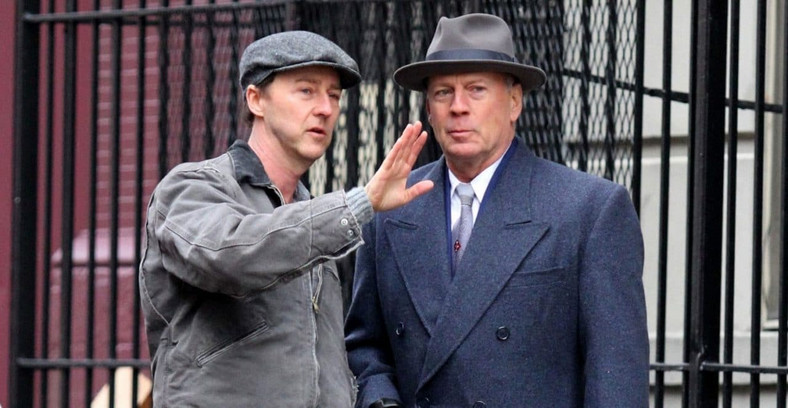 Edward Norton i Bruce Willis w filmie "Osierocny Brooklyn"