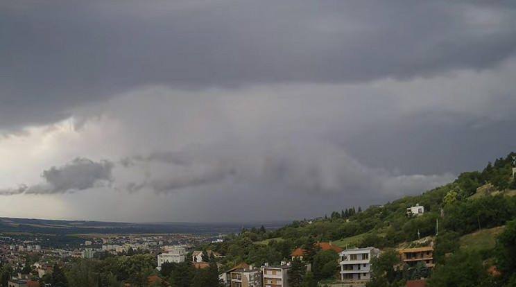 Pécsett látványosan csapott le a vihar