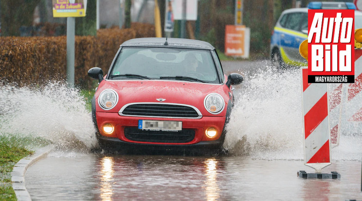 A biztosító nem minden esetben fizeti ki az autóban keletkezett viharkárt / Fotó: Auto Bild