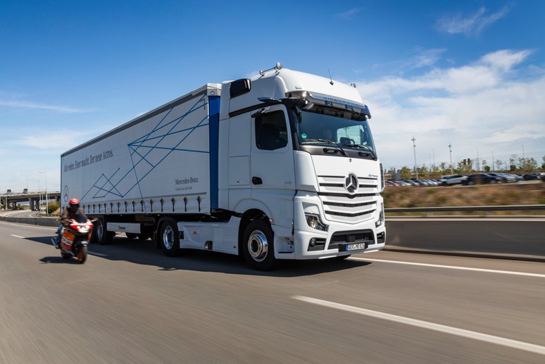 Mercedes Actros ciężarówka poprawiająca błędy kierowcy