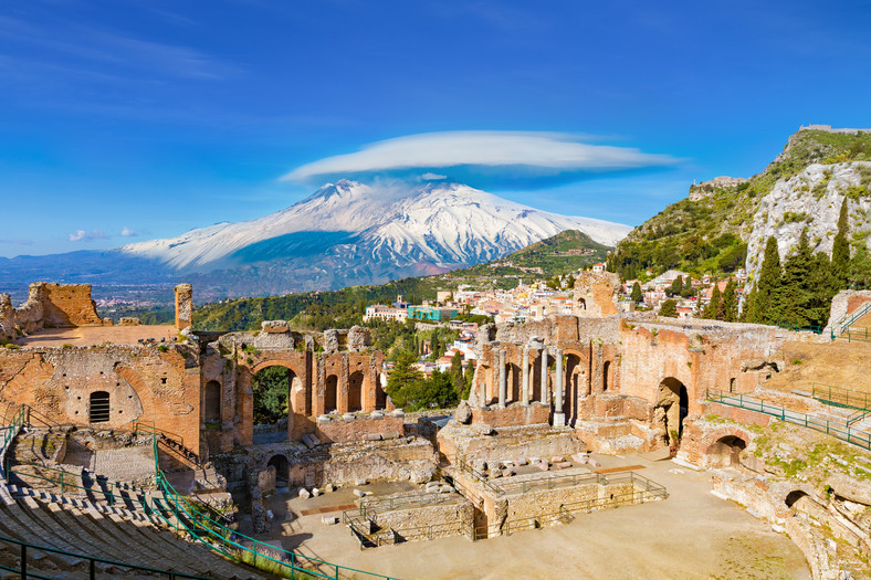 Starożytne greckie miasto Taormina z wulkan Etna w tle