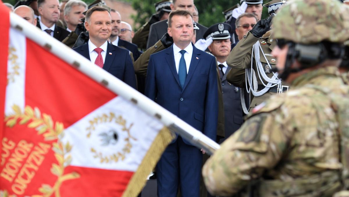 Prezydent Andrzej Duda i minister obrony Mariusz Błaszczak podczas defilady z okazji Święta Wojska Polskiego.