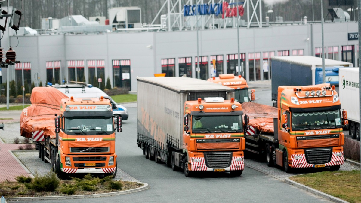 Jeden konwój ciężarówek przewożący szczątki Boeinga 777 malezyjskich linii lotniczych, który w lipcu został zestrzelony w okolicach ukraińskiego Doniecka, opuścił już Polskę. Drugi dziś rano ruszył z parkingu pod Wrocławiem.