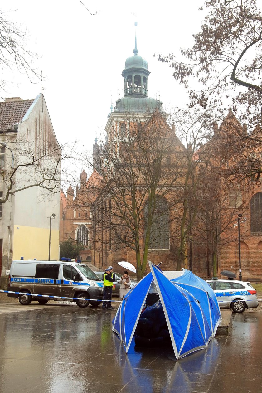 Przewrócono pomnik ks. Jankowskiego w Gdańsku