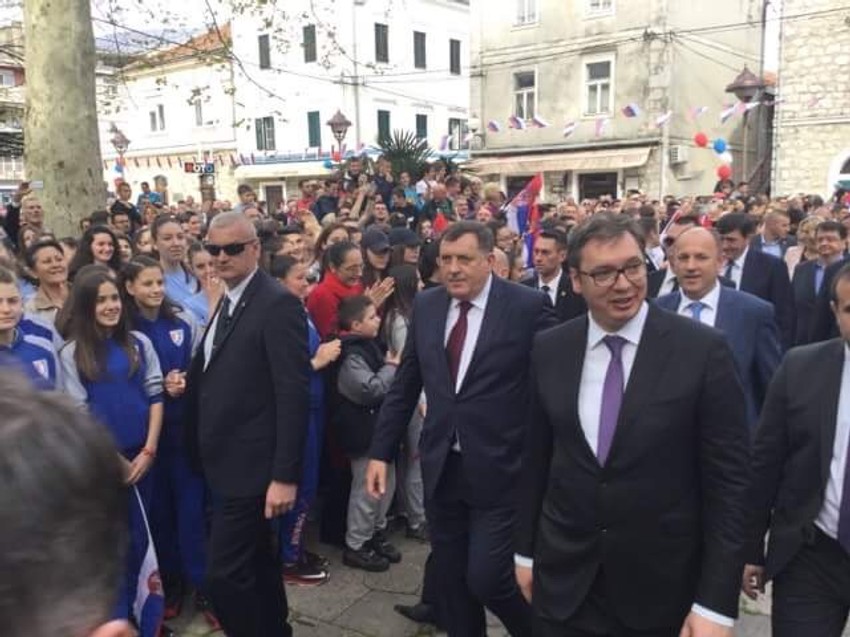 Vučić i Dodik na trgu u Trabinju