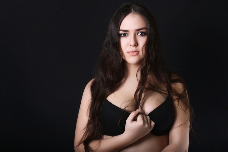 Kobieta z dużymi piersiami