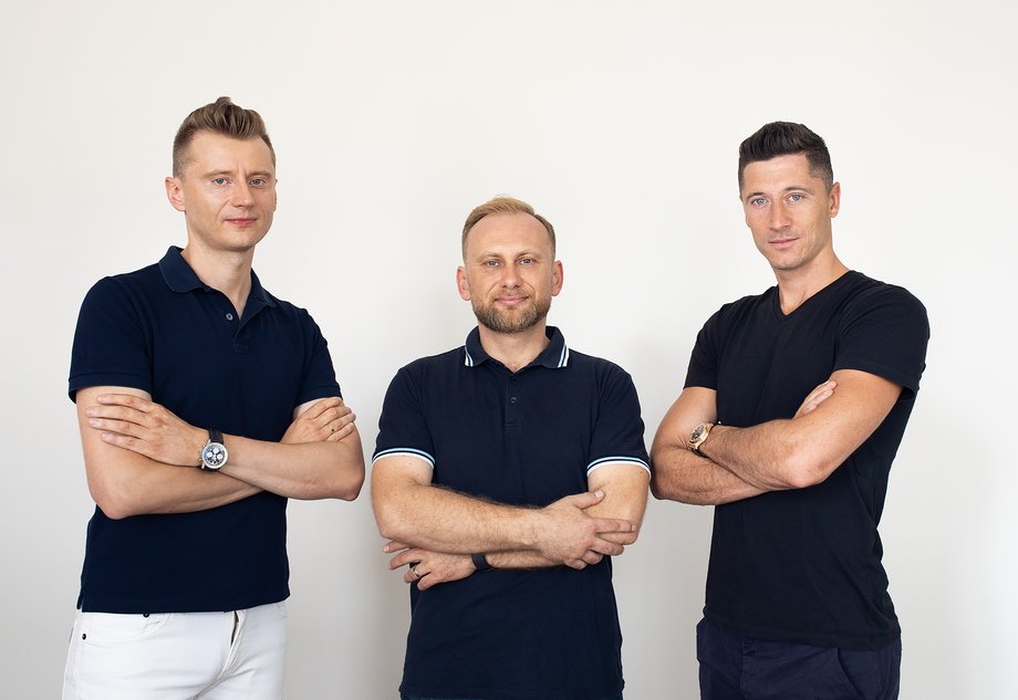 Od lewej: Dawid Urban - przedsiębiorca i inwestor, Michał Wroczyński - CEO Samurai Labs, Robert Lewandowski