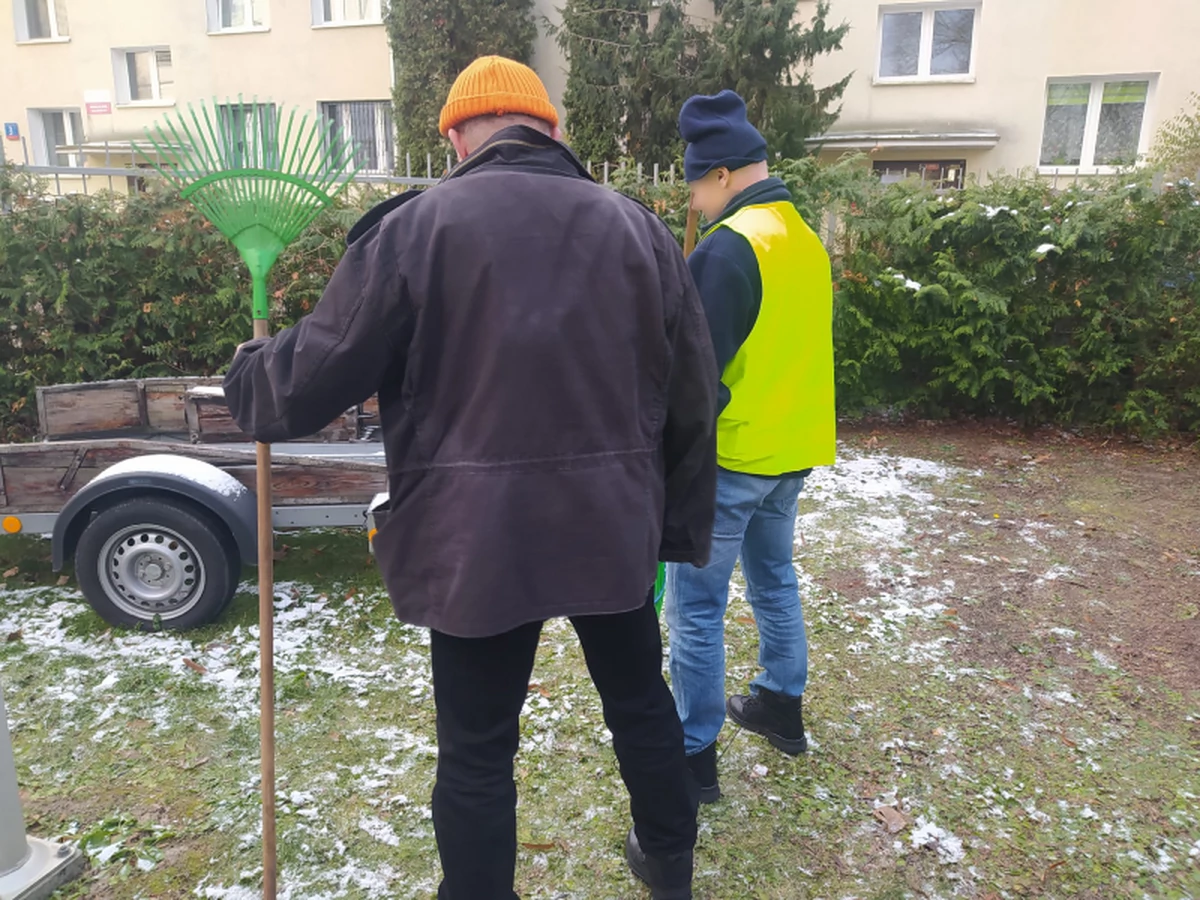  Trzy promile na godzinę. Zataczali się, zamiatając ulicę