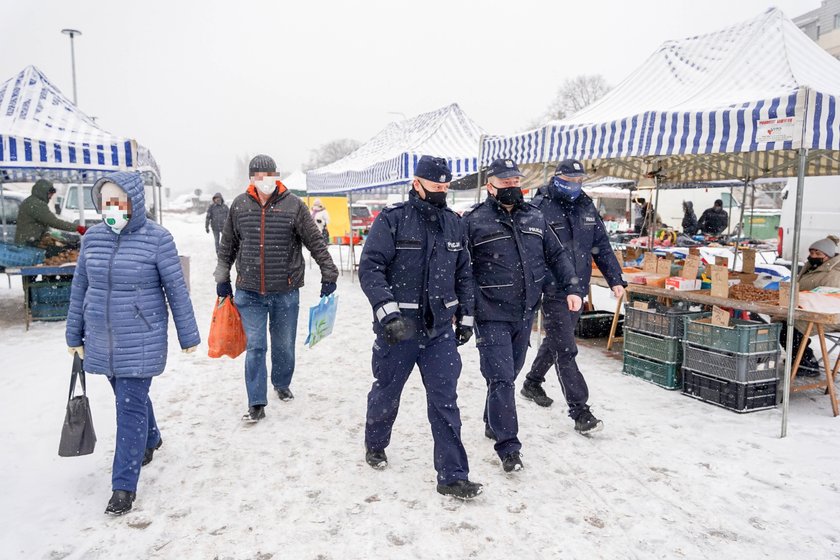 Policjanci na rynku na gdańskim Przymorzu.