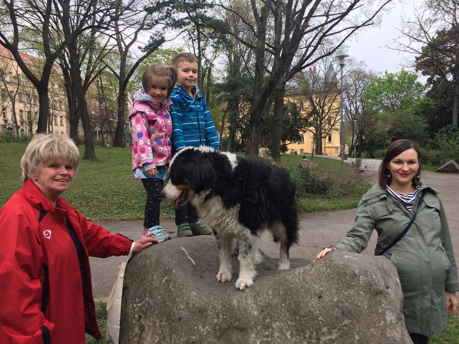 Monspart Sarolta amikor csak tehette, kutyájával és kisunokáival sétált a szabadban / Fotó: Blikk