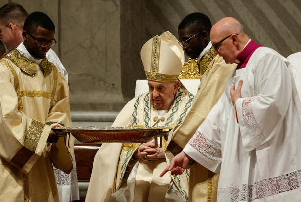 Papież Franciszek podczas mszy Wigilii Paschalnej w Wielką Sobotę, w bazylice świętego Piotra