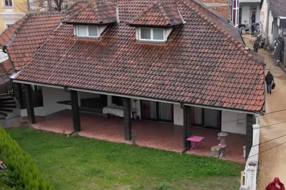 (FOTO) OGROMNA TERASA, DVORIŠTE OGRAĐENO ZIDINAMA Ovo je dom Verice Šerifović u Kragujevcu, svaki detalj je pažljivo odabran