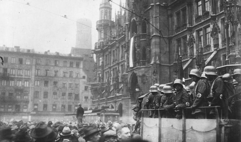 Niemieccy naziści na Marienplatz w Monachium w czasie puczu