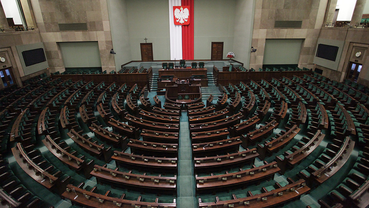 71 proc. badanych źle ocenia pracę posłów, pracę senatorów krytykuje co drugi ankietowany - wynika z przeprowadzonego w lutym sondażu CBOS. Dobre notowania ma prezydent Bronisław Komorowski, którego działalność pozytywnie ocenia 71 proc. respondentów. W badaniu zapytano też o ocenę pracy Kościoła. Wypadła ona bardzo pozytywnie.