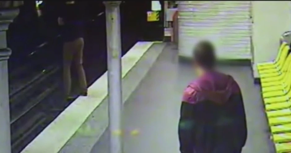 Dramu je, sa rukama u džepovima, mirno posmatrao prolaznik i ništa nije učinio