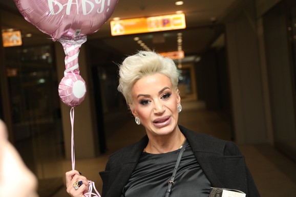 ĆERKA DUŠICE JAKOVLJEVIĆ IZGLEDA KAO TOP MODEL Zgodna je i prava lepotica, ima 19 godina, a nedavno je našla posao "Sa obe noge je na zemlji"