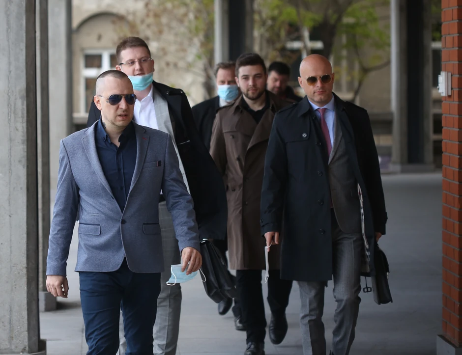 Zoran Marjanović u pratnji svojih advokata ispred Palate Pravde pre početka suđenja 