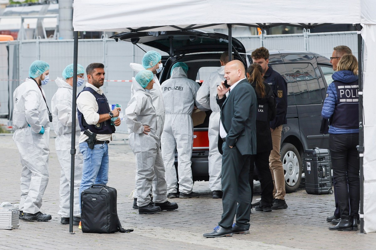 Widok miejsca zbrodni po ataku nożownika w centrum miasta w Mannheim. Według policji mężczyzna zaatakował znanego krytyka islamu w centrum Mannheim, napastnik został zatrzymany strzałem, a życie policjanta jest w niebezpieczeństwie