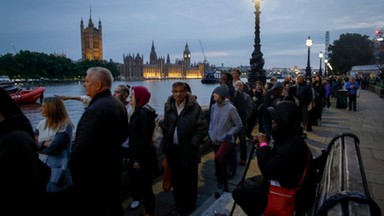 Kolejka do pożegnania Elżbiety II ciągnie się kilometrami. Czekający wściekli na posłów [ZDJĘCIA]