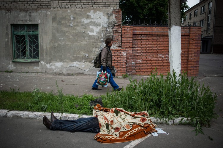 Ciało zabitego niedaleko komisariatu milicji w Mariupolu na Ukrainie