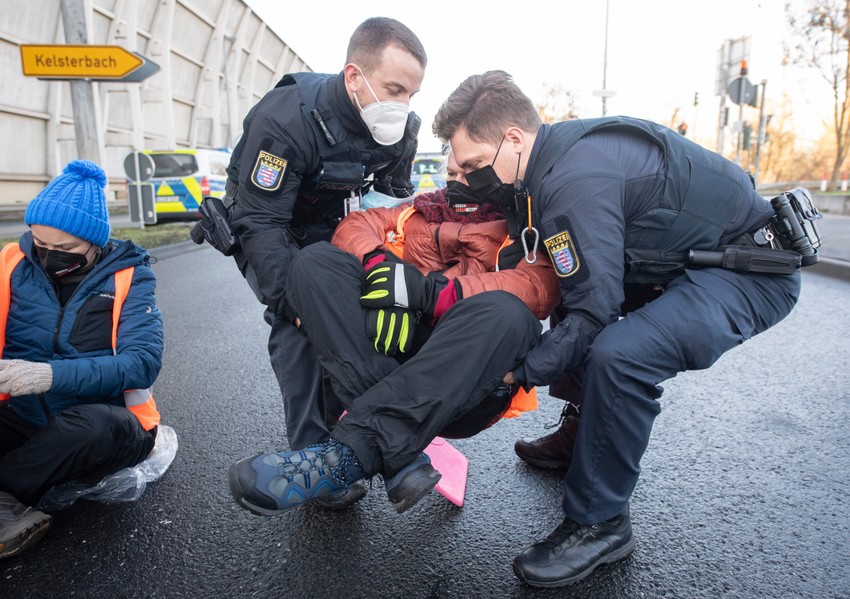 Aktivisti grupe Ustanak poslednje generacije na protestu u Nemačkoj