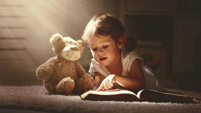 dziecko czytanie książki 