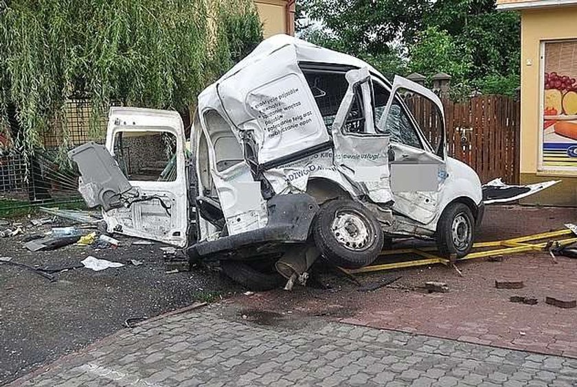 Auta zmiażdżone jak puszki. 2 osoby nie żyją. FOTY