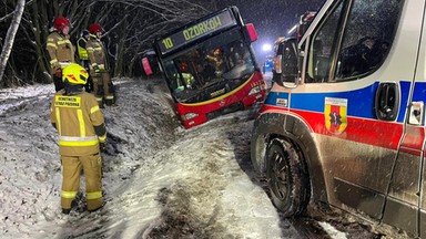 Autobus wpadł w poślizg i wjechał do rowu. W pojeździe było 22 pasażerów