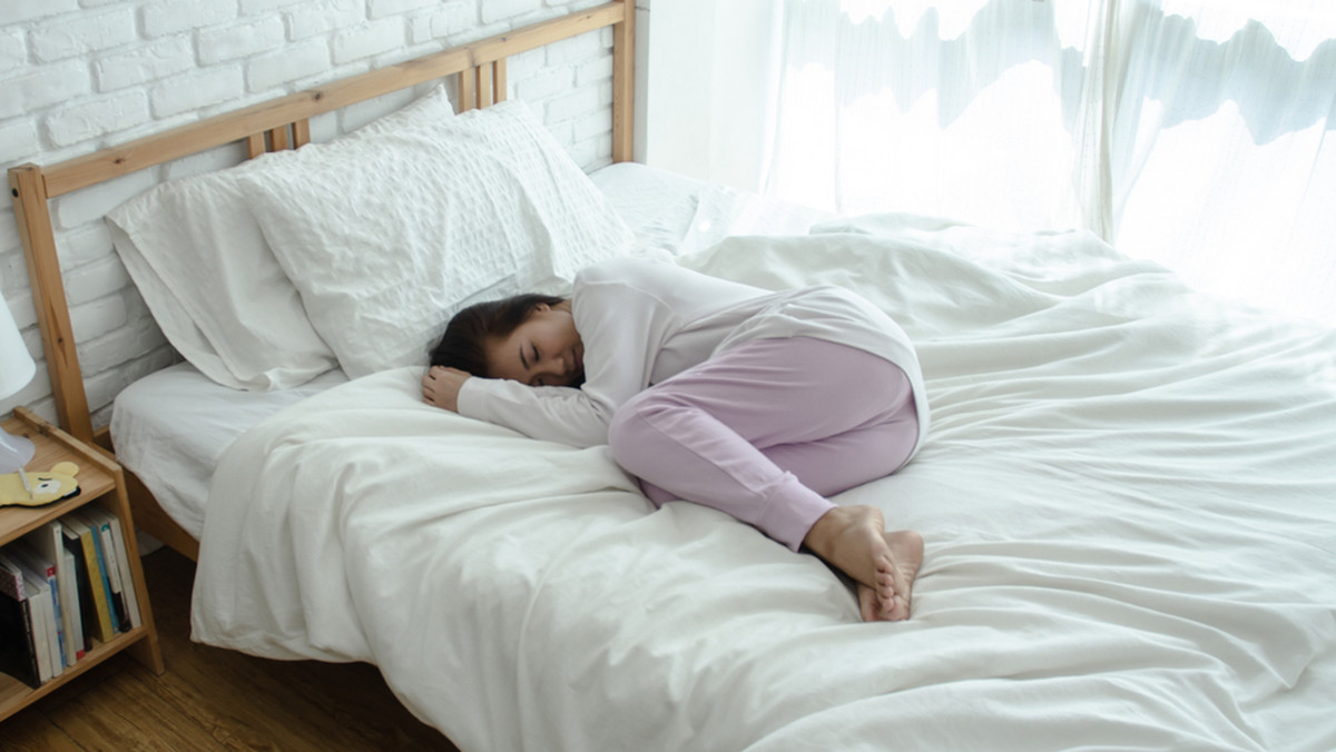 Z badań wynika, że śpimy coraz krócej i gorzej. Problemy ze snem deklaruje już połowa Polaków. Najczęstszym problemem jest trudność z zasypianiem. Zazwyczaj czynnikiem jest tutaj stres, który nie pozwala zasnąć. Na szczęście są sposoby, które ułatwiają zasypianie. Rozwiązaniem są kojące zapachy.