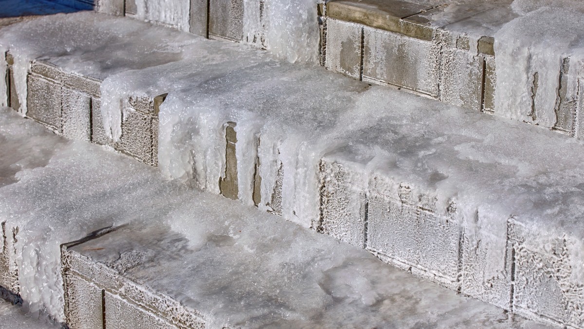 Najbrži način da uklonite led sa stepenica: Trik koji odmah daje rezultate