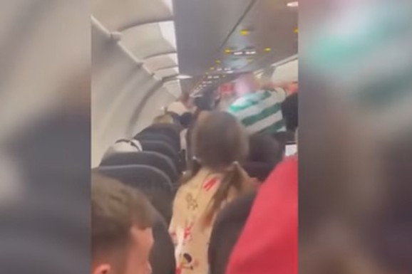 DRAMA NA LETU Pijani muškarac tukao sve redom u avionu: Sve je gledala izbezumljena devojčica - haos nastao zbog JEDNE REČENICE (VIDEO)