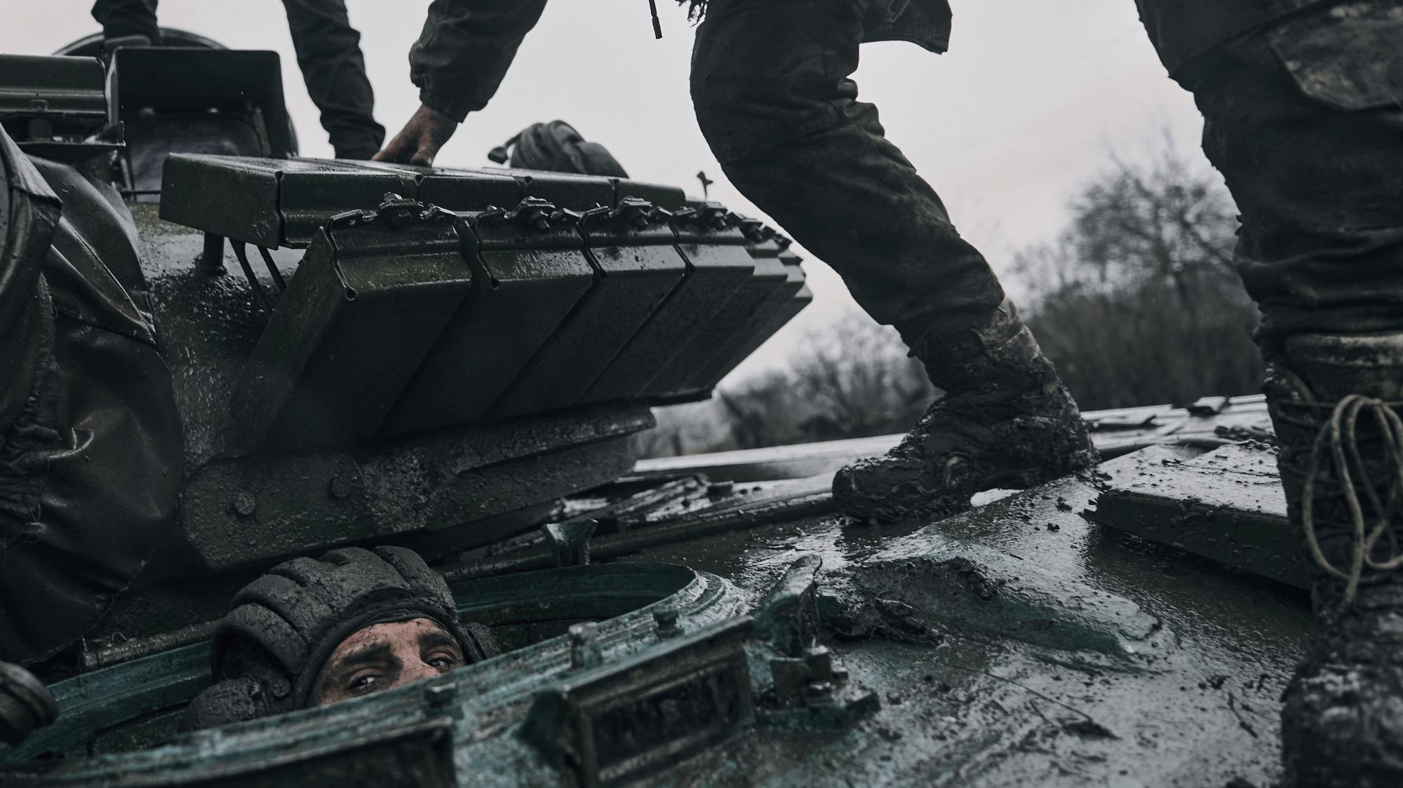 Ukrajinský vojak vystupuje z tanku patriacemu ruskej armáde na frontovej línii v Doneckej oblasti na východe Ukrajiny.