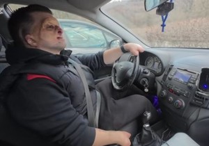 Aleksandar kako vozi automobil