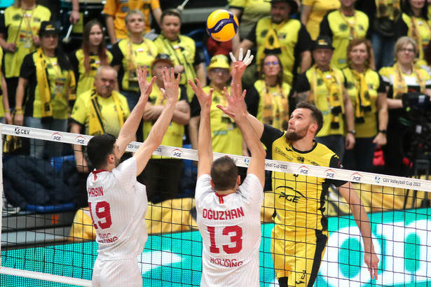 Zawodnik PGE Skry Bełchatów Wiktor Musiał (P) oraz Yasin Aydin (L) i Oguzhan Karasu (C) z Galatasaray podczas rewanżowego meczu 1/8 finału Pucharu CEV siatkarzy