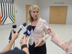 Joanna Schmidt ma ten sam problem z noszeniem żakietu, co Beata Szydło. FOTO