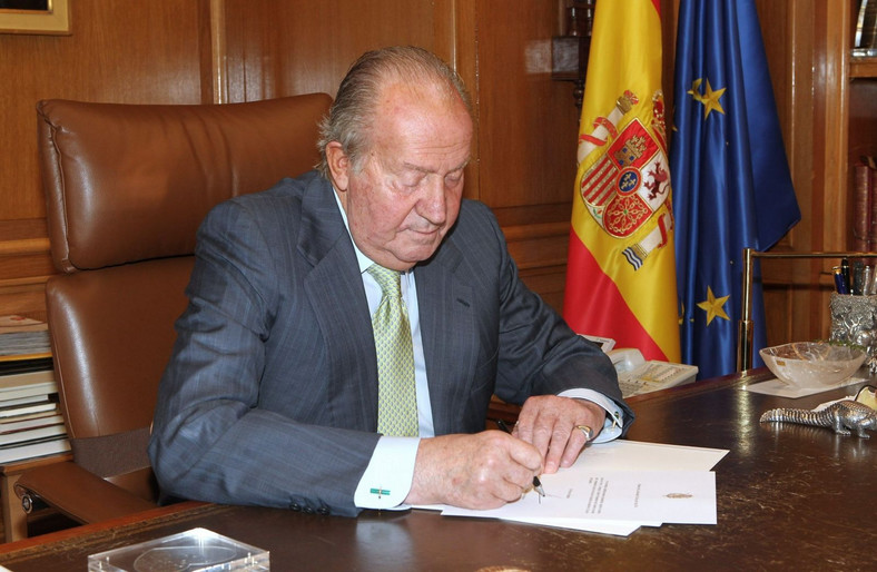 Król Hiszpanii Juan Carlos podpisujący akt abdykacji, EPA/SPANISH ROYAL HOUSEHOLD HANDOUT, Dostawca: PAP/EPA.