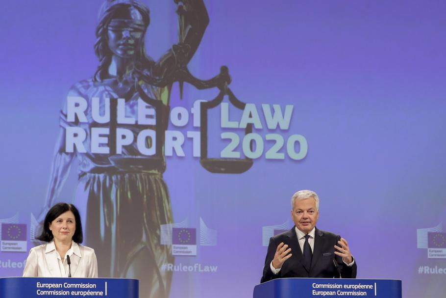 Wiceprzewodnicząca Komisji Europejskiej i komisarz Unii Europejskiej ds. wartości i przejrzystości Věra Jourová i unijny komisarz sprawiedliwości Didier Reynders podczas konferencji prasowej, na której zaprezentowano doroczny raport na temat stanu praworządności w Unii Europejskiej. Bruksela, 30.09.2020