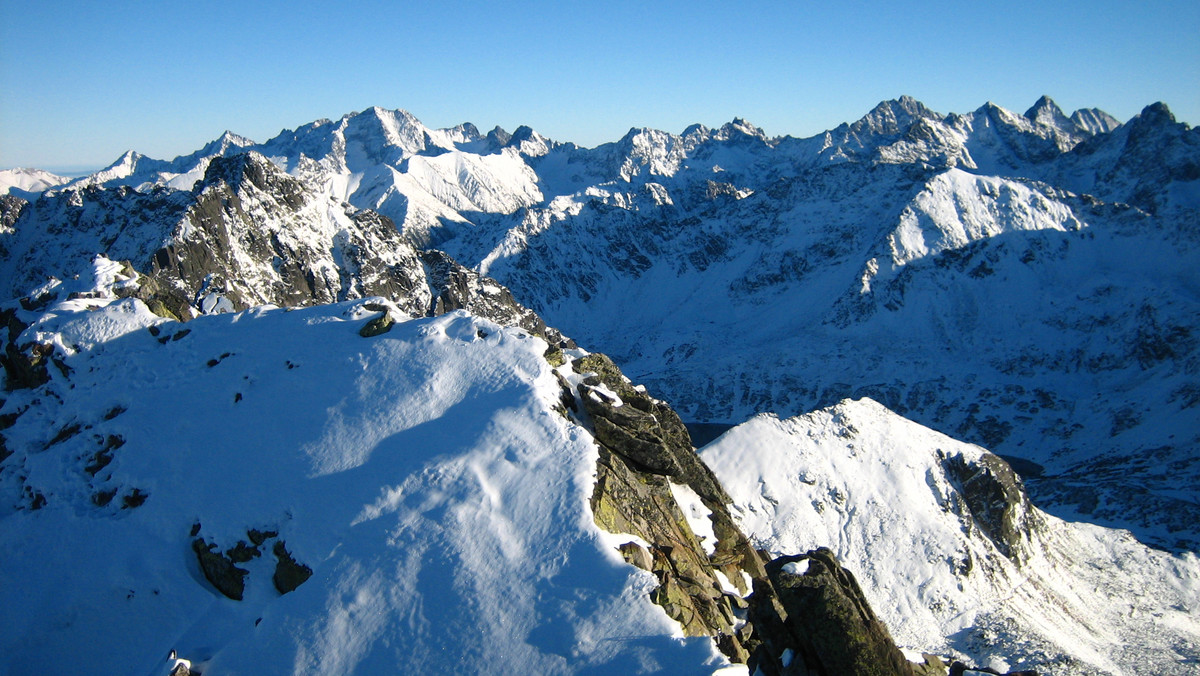 Po nocnych opadach śniegu, dziś w Tatry wróciła zima. Obowiązuje drugi stopień zagrożenia lawinowego. Cienka warstwa śniegu leży też w Zakopanem.