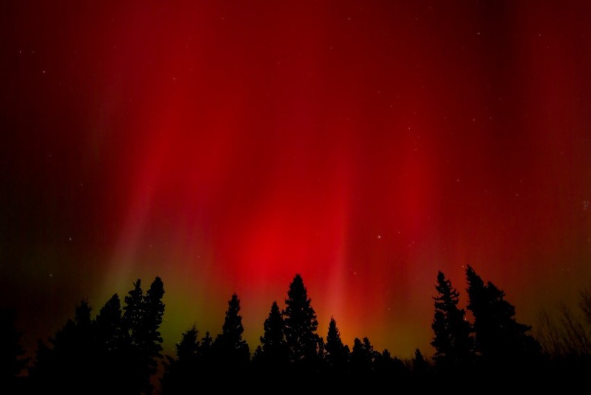 Crvena aurora iznad parka Bird Hil u Manitobi, Kanada, 27. jula 2016.