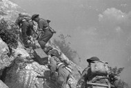 Maj 1944, Monte Cassino, Włochy. Polscy żołnierze wciągający na górę skrzynki z amunicją. 