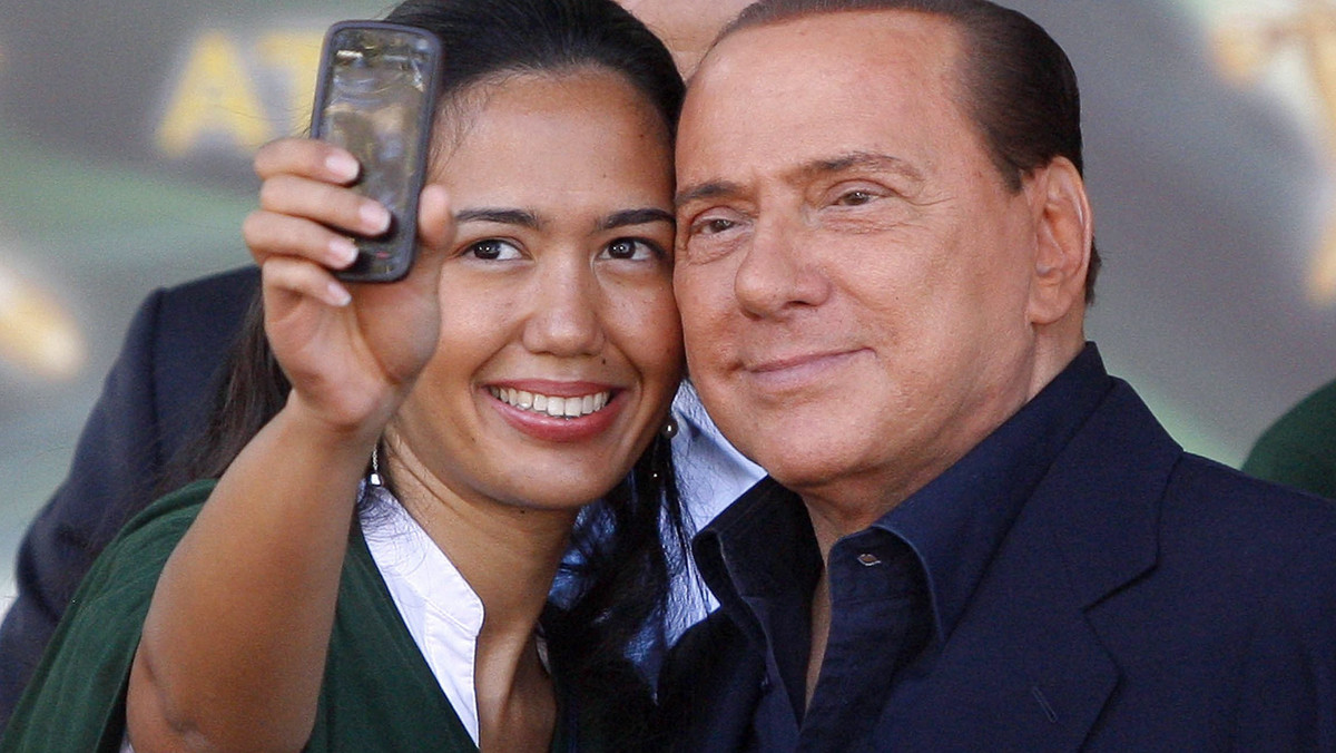 Premier Włoch Silvio Berlusconi znowu znalazł się w ogniu krytyki mediów: podczas weekendowych wystąpień m.in. poradził młodym Włoszkom, aby poszukały sobie bogatszych mężczyzn, najlepiej podobnych do niego, a także opowiedział anegdotę o Hitlerze, która oburzyła włoską opinię publiczną.