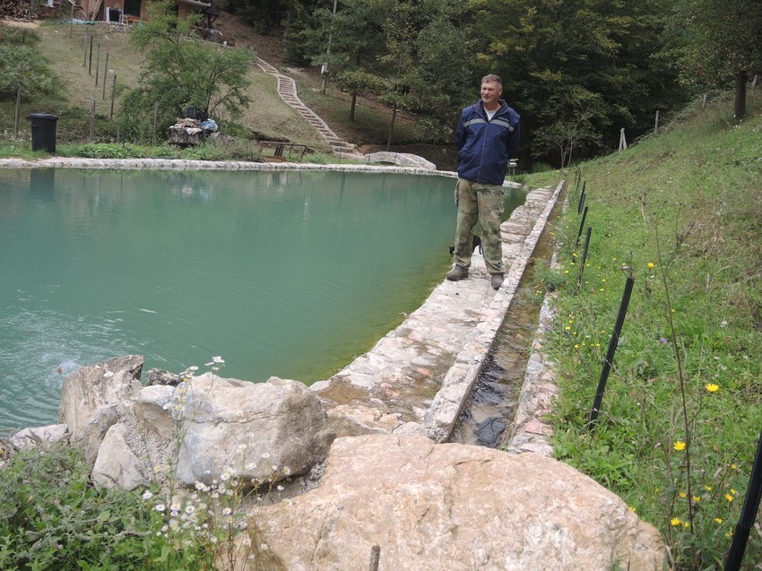Željko sa prvim komšijom iz Roške Banje drži ribnjak