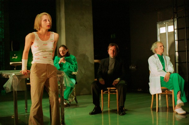 „4:48 Psychosis Sarah Kane, reż. Grzegorz Jarzyna, Teatr Rozmaitości, Warszawa, luty 2002 r. Na zdjęciu od lewej: Magdalena Cielecka, Janusz Stolarski, Mariusz Benoit, Edward Warzecha.