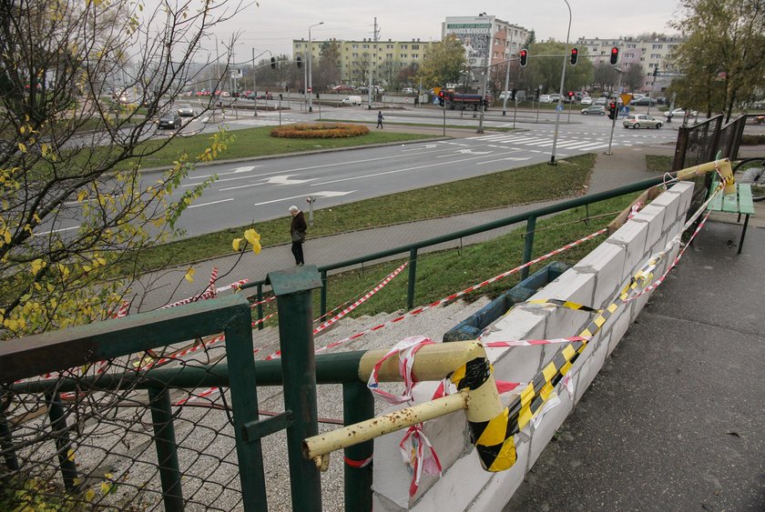 Zamurowali schody do przychodni na gdańskiej Morenie