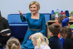 Agata Kornhauser-Duda w niebieskiej kreacji. Wygląda naprawdę dobrze [FOTO]