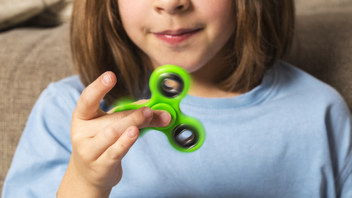 Małe części, a nawet bateryjki zawarte w niektórych fidget spinnerach mogą być zagrożeniem dla zdrowia i życia dzieci – informuje "Journal of Pediatric Gastroenterology and Nutrition".