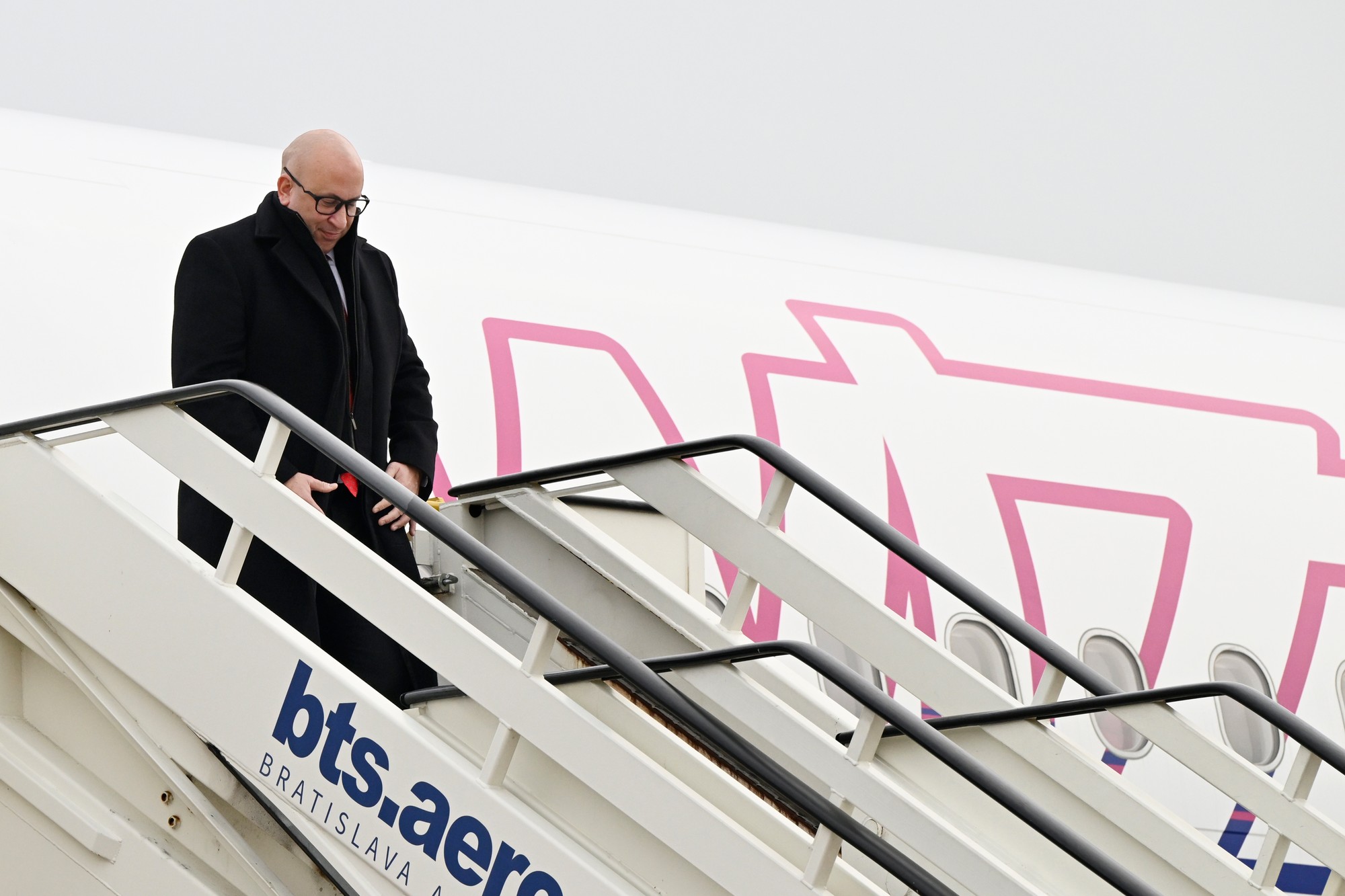 Na snímke prílet ministra dopravy Jozefa Ráža novou leteckou linkou medzi Košicami a Bratislavou.