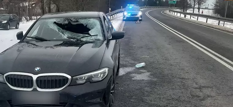 Lód spadł z naczepy i ranił człowieka. Kierowca Scanii odpowie za przestępstwo